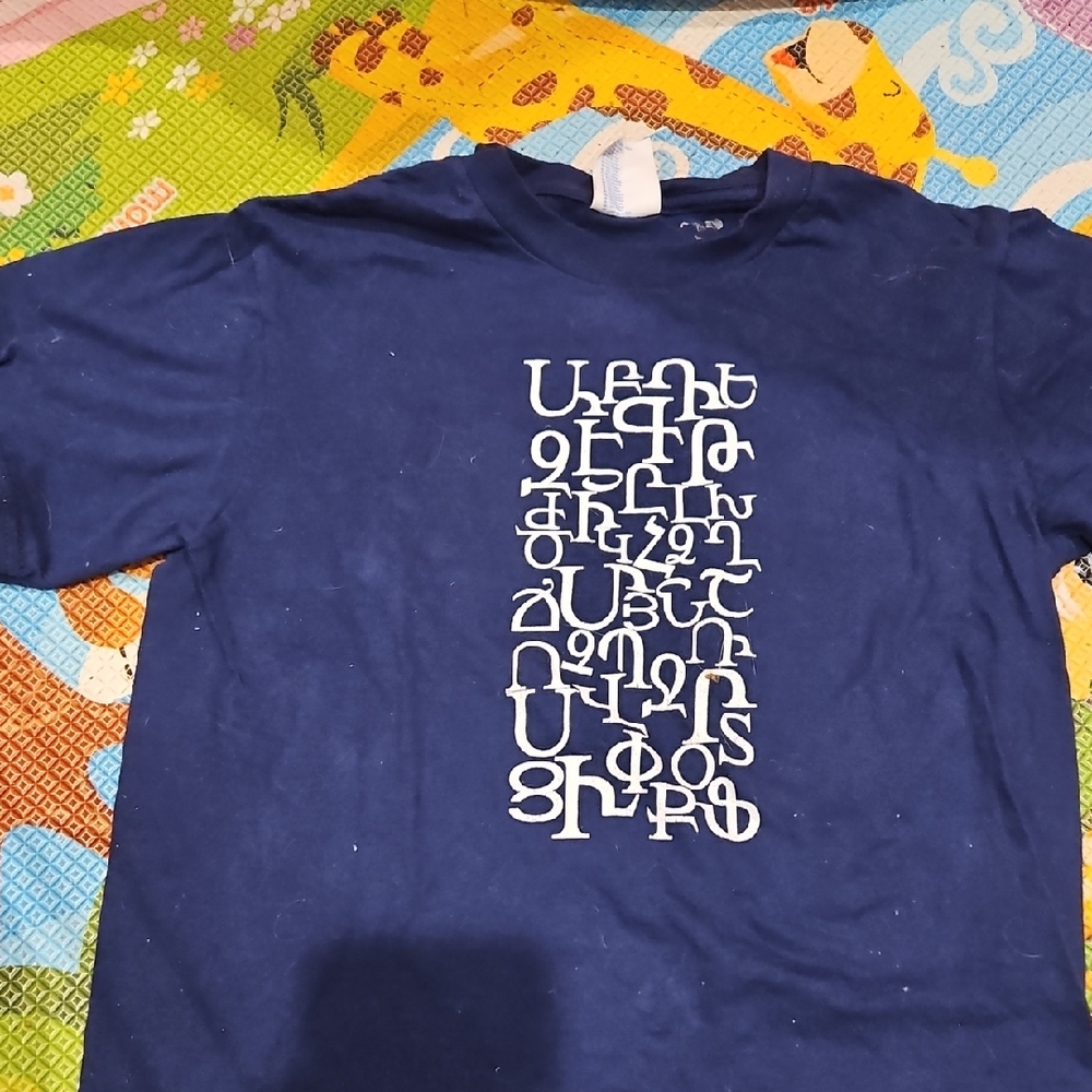EUC SIZE 7/8 🇦🇲ARMENIAN ALPHABET Navy Graphic T-Shirt